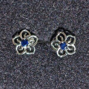 NEW NWOT Silver flower-shaped blue sapphire stud earring